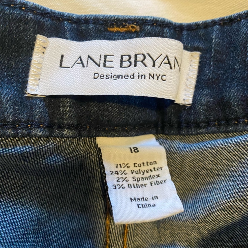 DARK DENIM CAPRI JEANS
LANE BRYANT - Picture 3 of 3